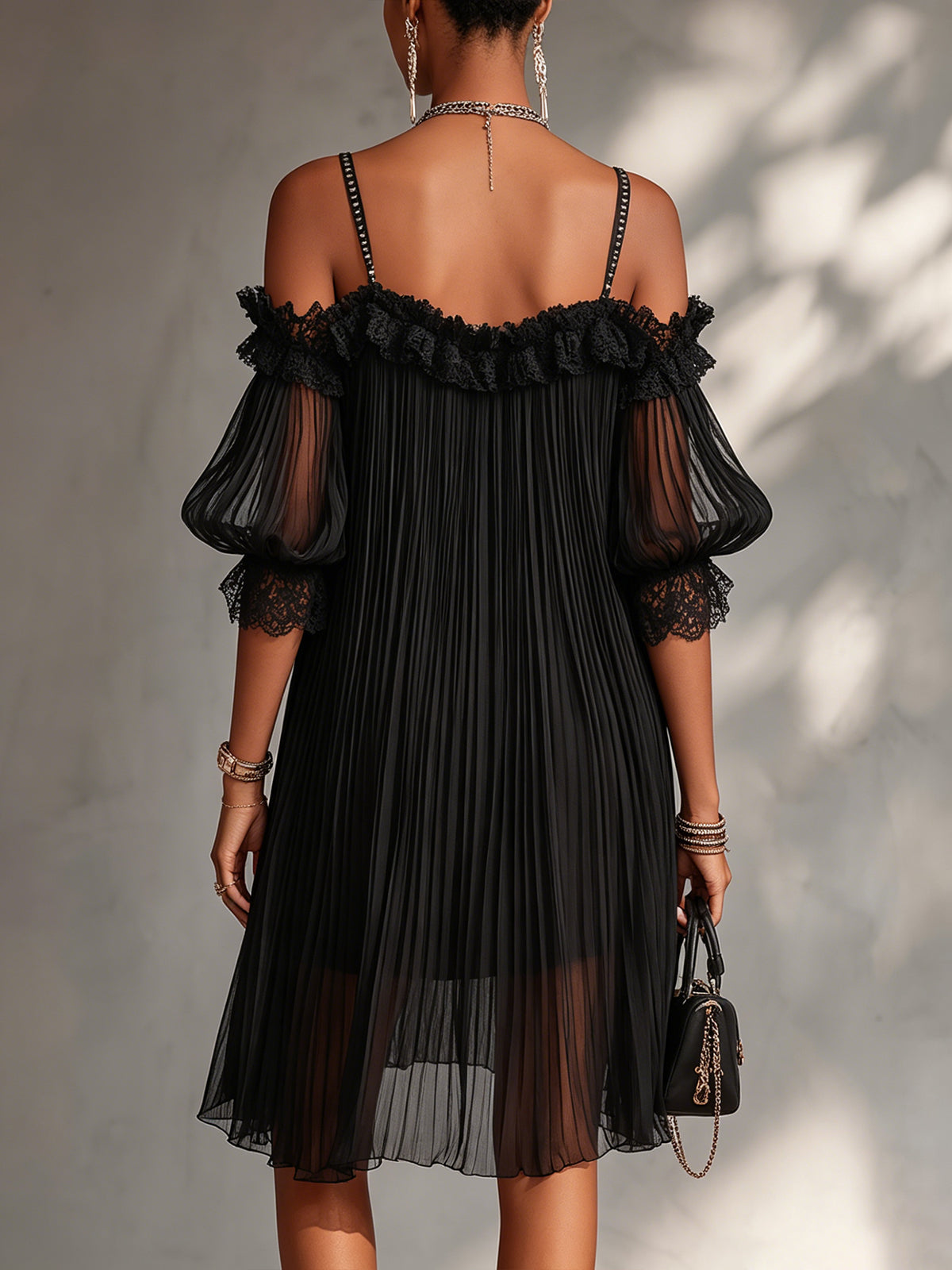 Margaret | Robe mini en chiffon noir à design décolleté et finitions en dentelle