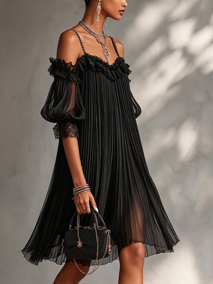 Margaret | Robe mini en chiffon noir à design décolleté et finitions en dentelle
