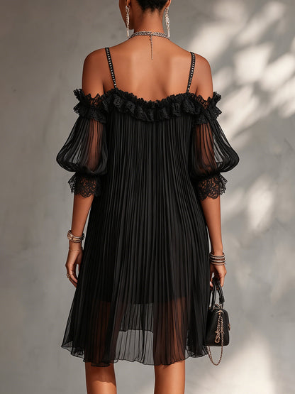 Margaret | Robe mini en chiffon noir à design décolleté et finitions en dentelle