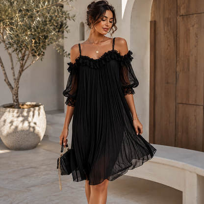 Margaret | Robe mini en chiffon noir à design décolleté et finitions en dentelle