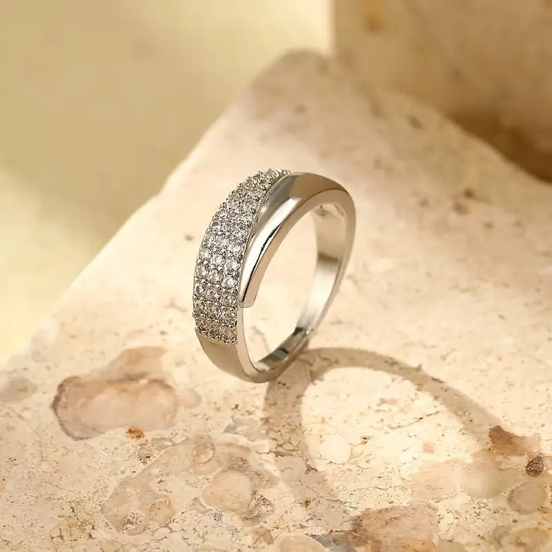 Bague Élégante avec Pierres Brillantes