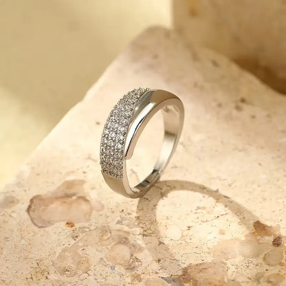 Bague Élégante avec Pierres Brillantes