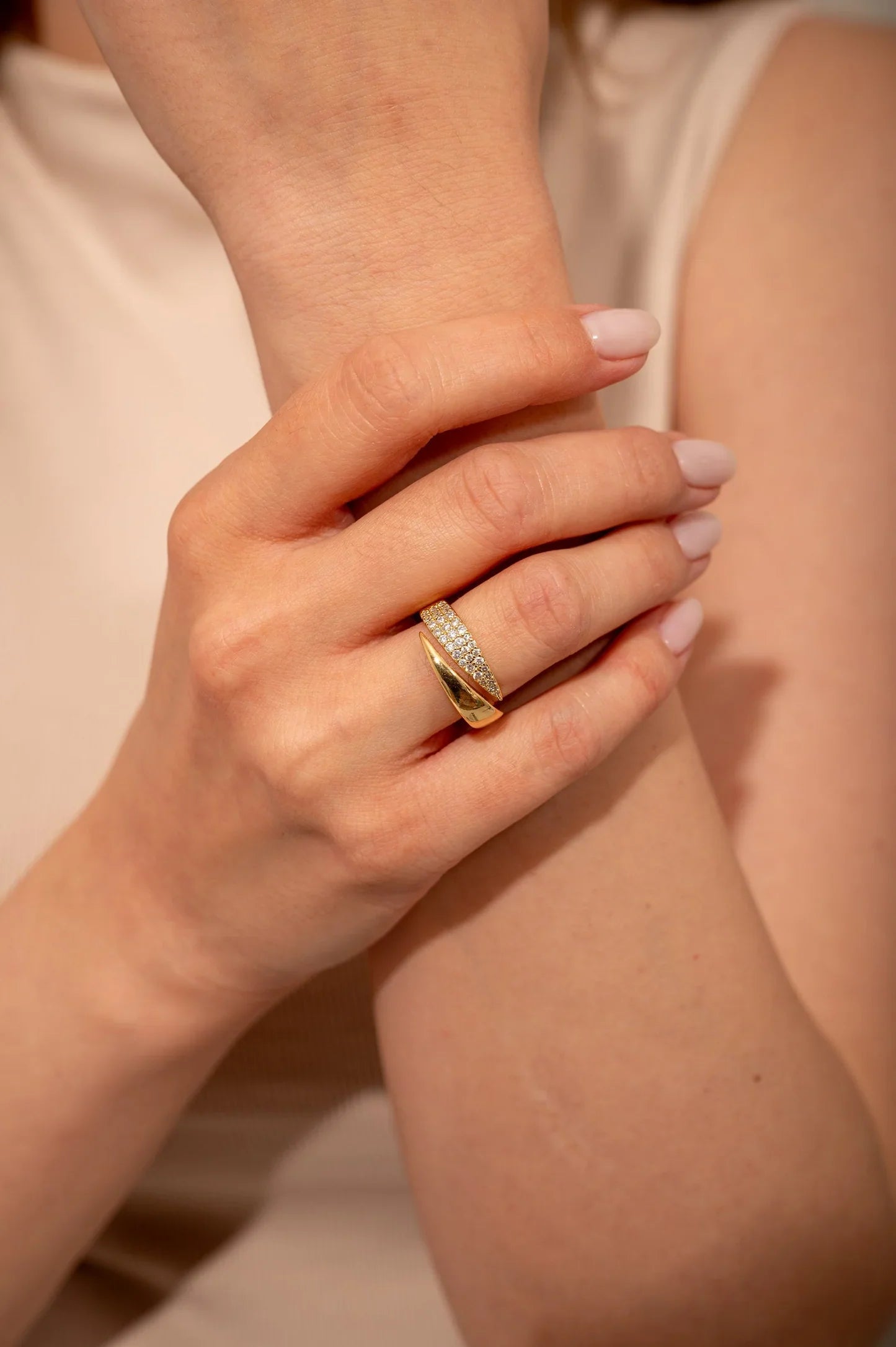 Bague Élégante avec Pierres Brillantes