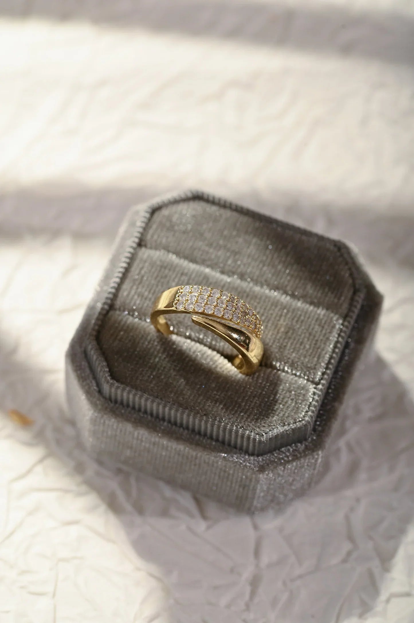 Bague Élégante avec Pierres Brillantes