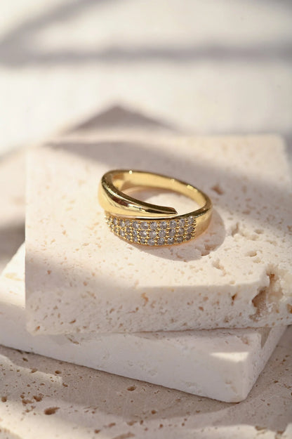 Bague Élégante avec Pierres Brillantes